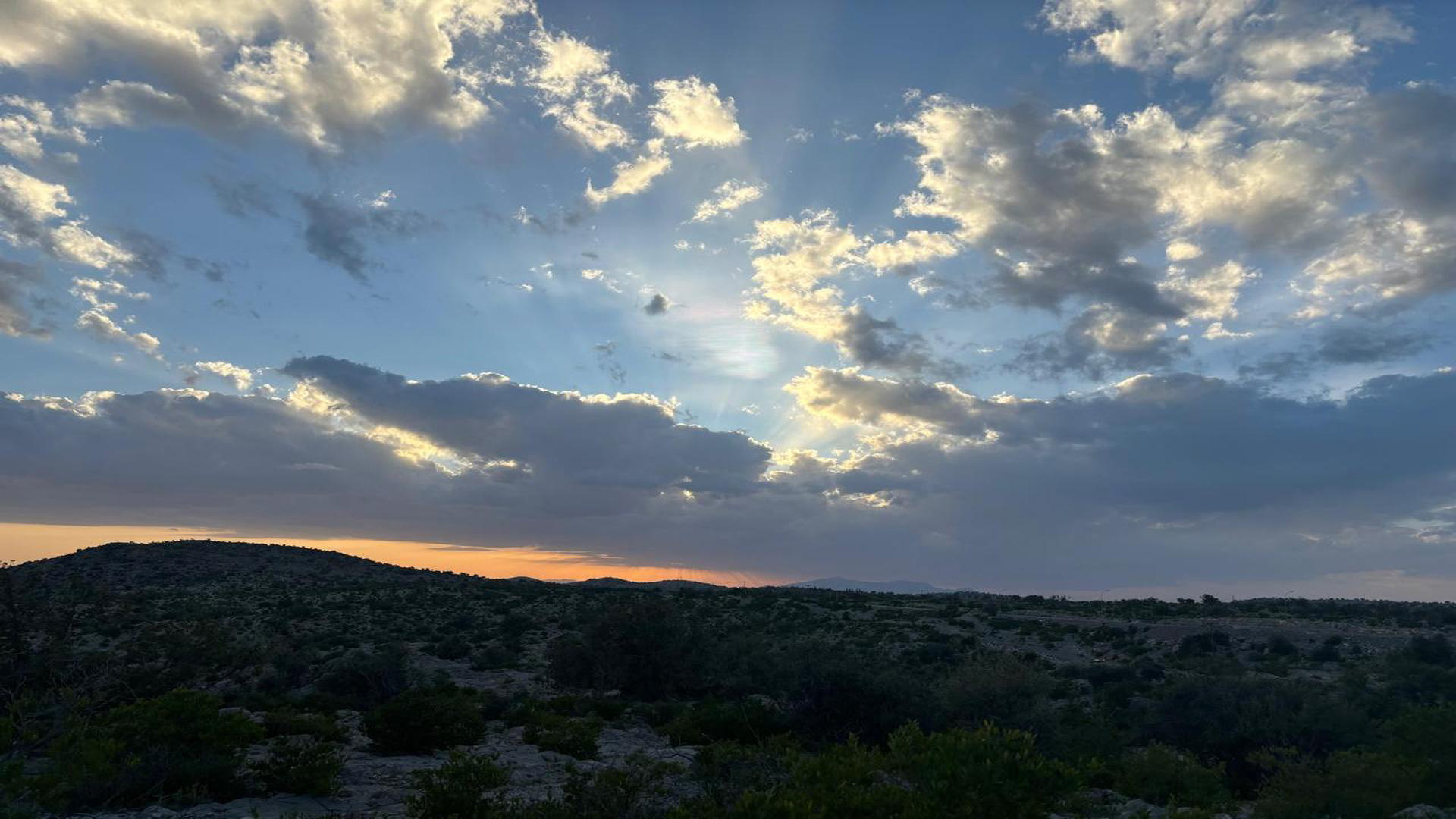 Paisaje montañoso de Jabal Akhdar, Omán, contexto geográfico de la historia de la perfumería omaní contemporánea.